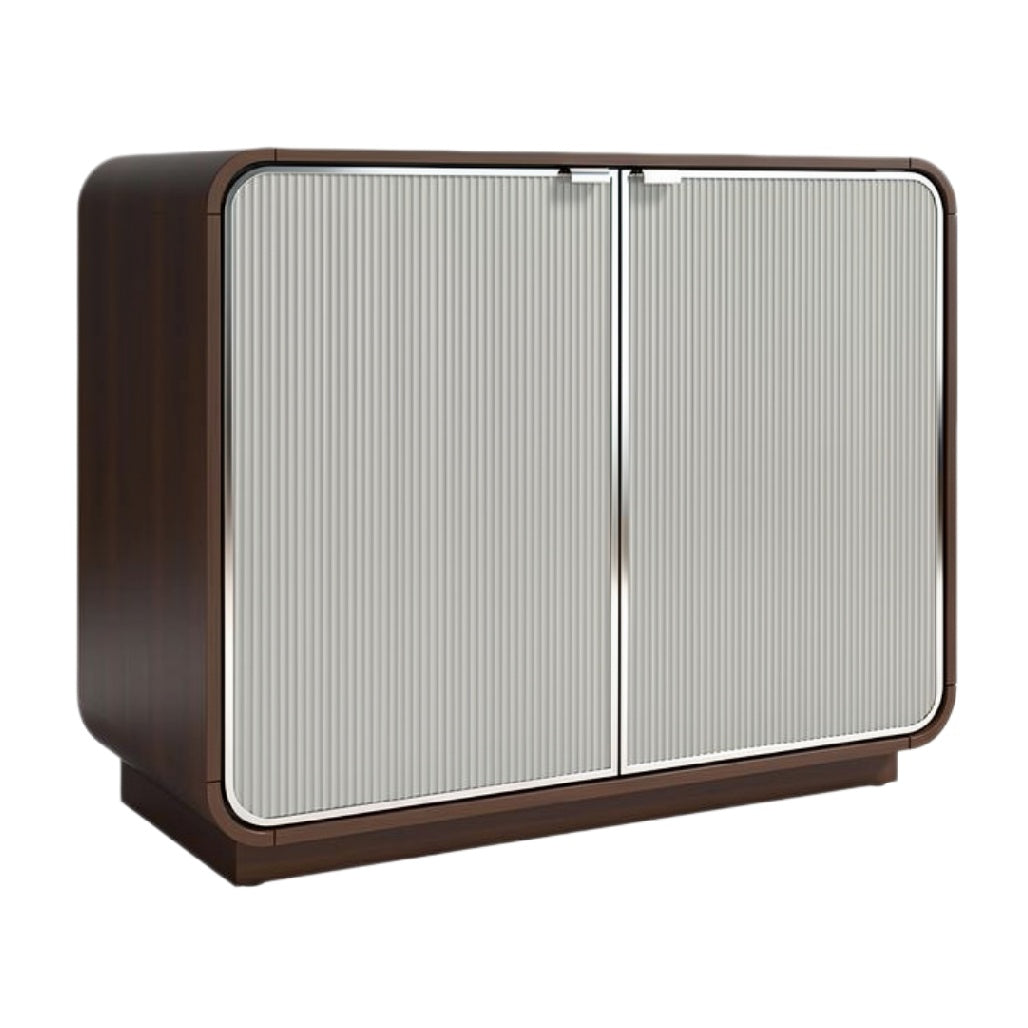 Moderne Houten Kast met Gestreepte Deuren en Metalen Handgrepen