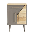 Modern kast met hout- en metaalafwerking - stijlvol en functioneel.