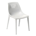 **Eenvoudige witte kunststof stoel met ventilatiegaten**