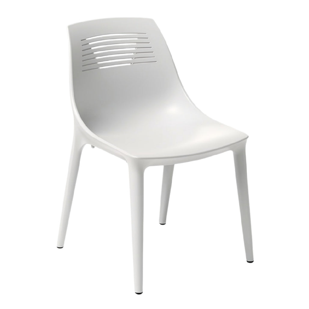 **Eenvoudige witte kunststof stoel met ventilatiegaten**