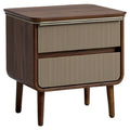 Moderne nachtkast met houten afwerking en gestreepte lades
