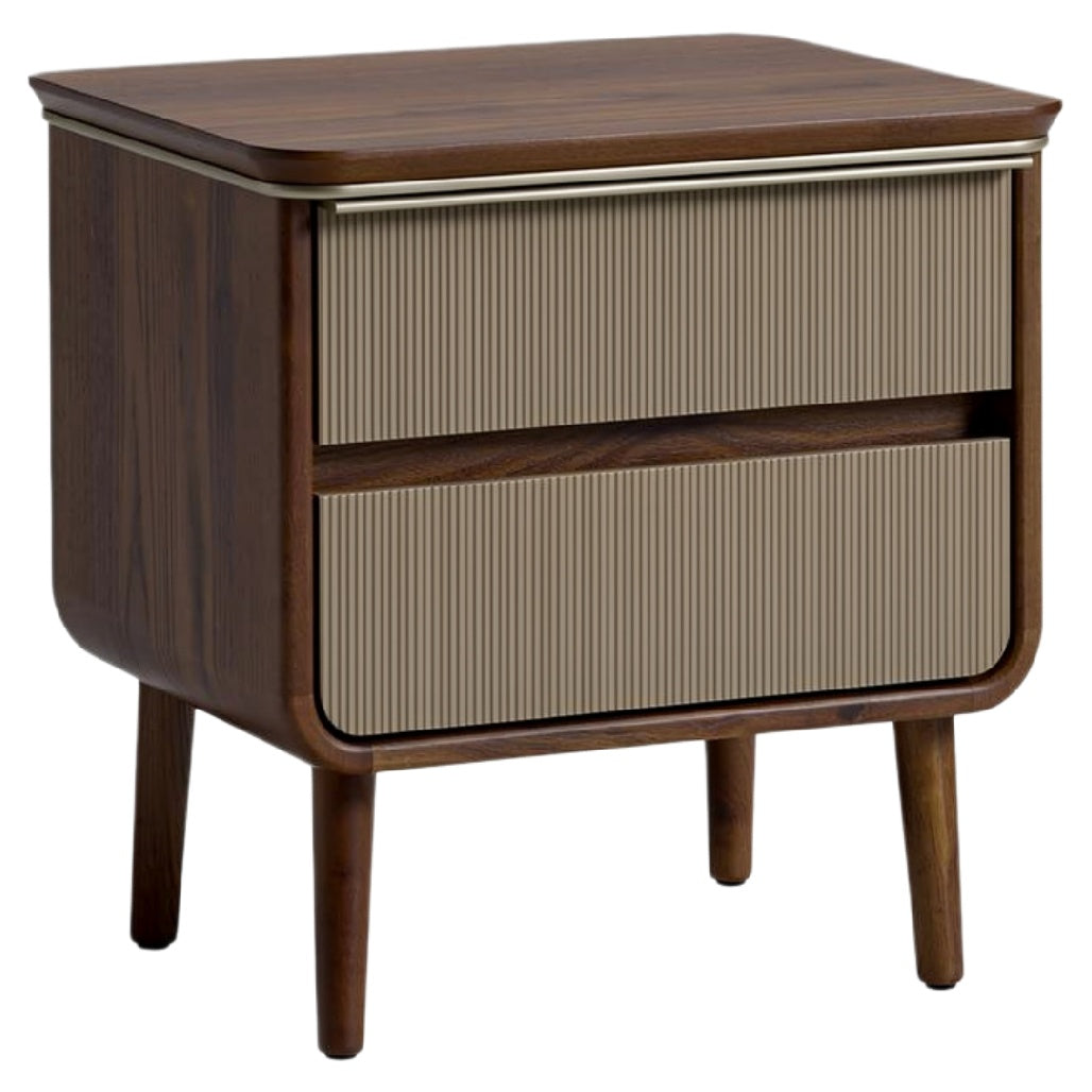 Moderne nachtkast met houten afwerking en gestreepte lades